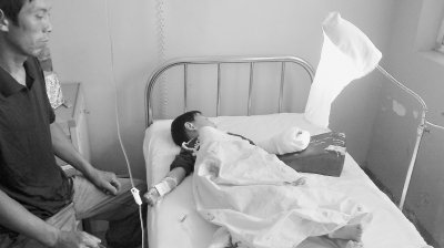 亲兄弟因装修起冲突 4岁男孩被叔叔砍断3根手指
