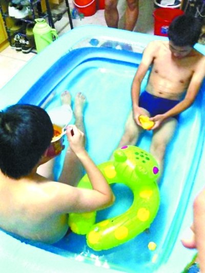 大学生购充气泳池消暑 坐水里吃泡面打牌(图)
