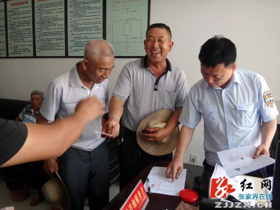 武陵源劳动监察快速维权 16名农民工喜领欠薪