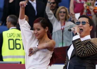 [视频]鸟叔Psy献唱意大利杯决赛遭种族歧视 上