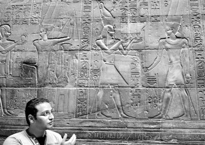 昨日，一名埃及游客在卢克索神庙内参观。此前浮雕右侧人物身上的中文涂鸦已基本被清除。  　　新华社记者 李木子 摄