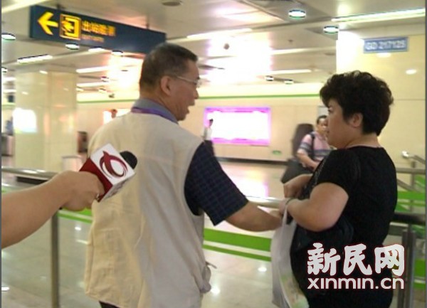 图说：稽查人员（左）30分钟发现12名逃票者（右）。新民网 田小冬 摄