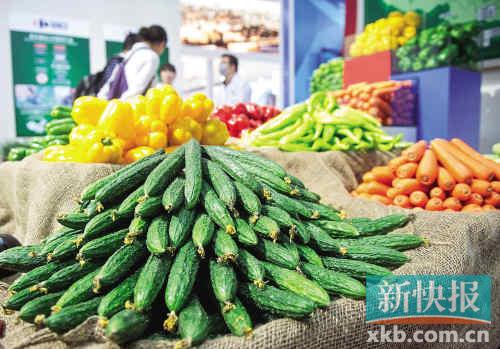 超市里的绿色蔬菜比肉菜市场的同样品种要贵许多。新华社发