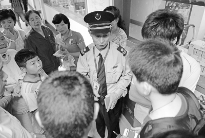 一女子在医院神志失常持菜刀行凶