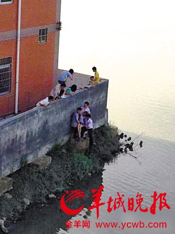 众人把跳河女孩救上来