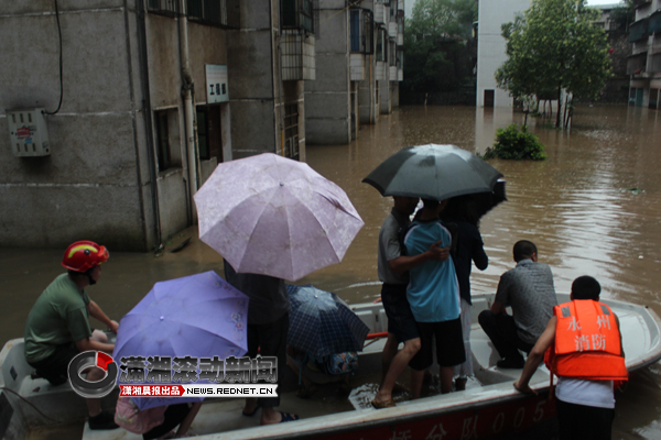 永州零陵突降暴雨40居民被困 消防开冲锋舟救