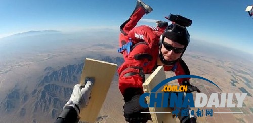 美国海军跳伞教练高空击碎12块木板破纪录