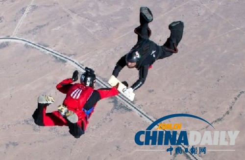 美国海军跳伞教练高空击碎12块木板破纪录