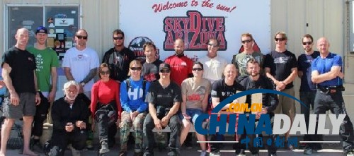 美国海军跳伞教练高空击碎12块木板破纪录