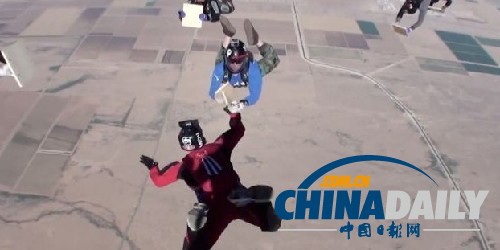 美国海军跳伞教练高空击碎12块木板破纪录