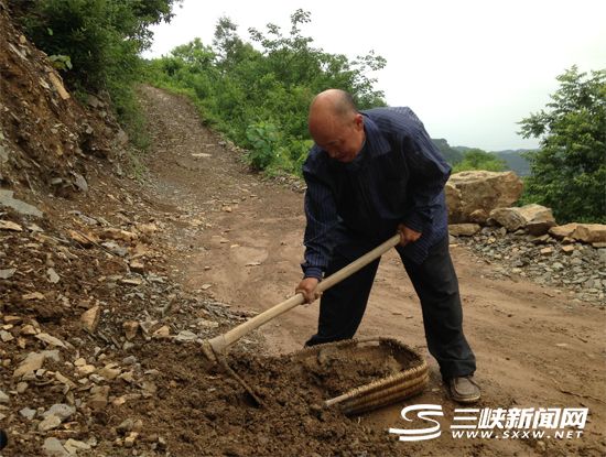 下雨后,整理垮掉的路基。见习记者 杨彩虹摄