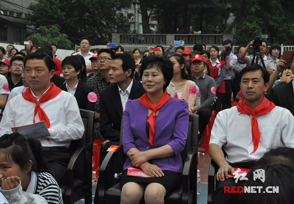 湖南省副省长黄兰香（中）出席活动。