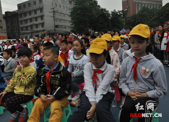孩子们与志愿者、爱心人士一起，共同庆祝六一国际儿童节的到来。