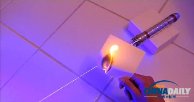 《星球大战》粉丝自制神奇“激光剑” 可切割日常用品