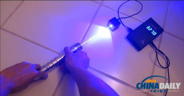 《星球大战》粉丝自制神奇“激光剑” 可切割日常用品