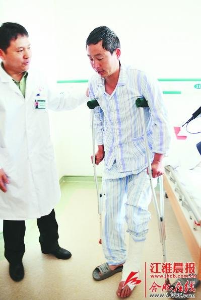 蒋兴保（右）已能下地活动。