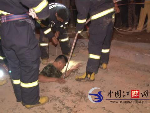 消防人员下井搜救。