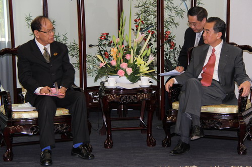 王毅部长会见缅中友协代表团