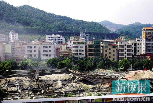 谢晓丹在拆违现场会上强调，公职人员充当违建保护伞从严处理