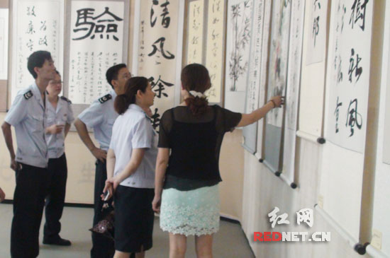 临湘市地税局干部听取警示教育讲解。