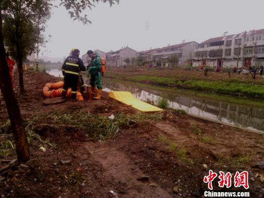 几位消防战士商定下井搜救方案。　拾冠之摄