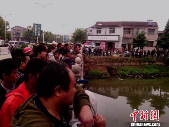 救援现场到处是关注的目光。　拾冠之摄