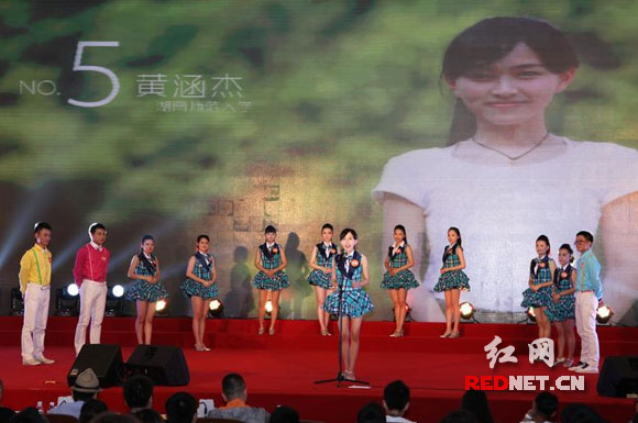 5月31日下午，湖南大学生“青春飞扬·实习我来了”第二季系列活动之“最强实习生”总决赛在中南大学中南讲堂进行，参加总决赛的十二强集体亮相。