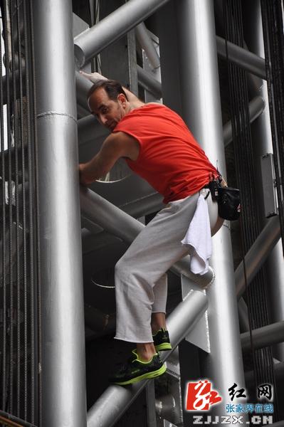 “钢铁侠”攀爬张家界遭质疑 部分网友称纯属“炒作”