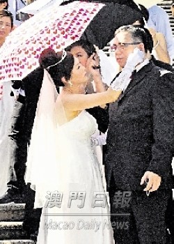你撑伞、我抹汗 328对佳侣澳门共证爱的时刻
