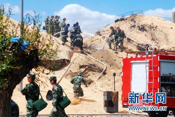 6月1日，消防官兵在中储粮林甸直属库清理火灾事故现场。新华社记者范迎春摄