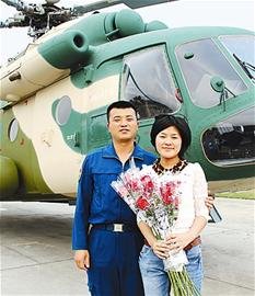 飞行员因庐山地震救灾中断婚礼 今日将补办(图)
