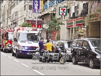 中新网6月1日电 澳门一对夫妇31日凌晨在凼仔住所争吵期间,丈夫目睹妻子突从露台跳楼,飞堕约20米下的二楼平台,当场吓呆,消防救护员接报到场,惜少妇已返魂乏术。