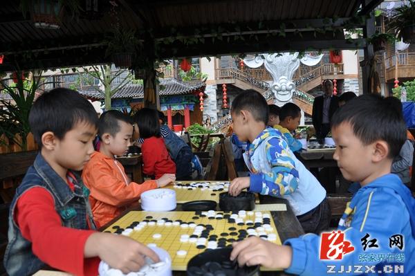 张家界首届夏季少儿围棋段（级）位赛决战溪布街