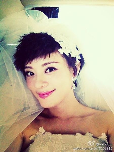 孙俪微博晒出的婚纱造型
