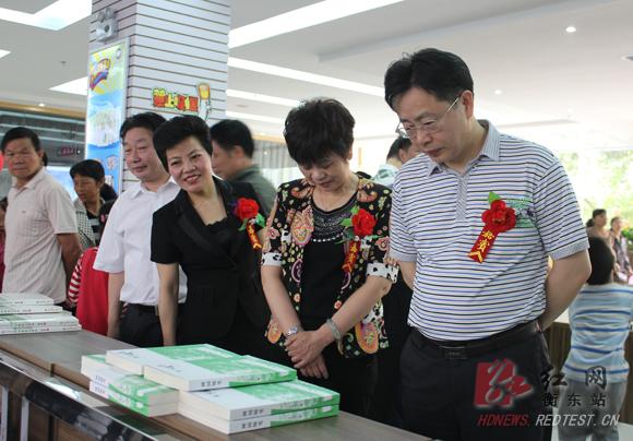 衡东图书城开业:手机、电脑进入新华书店营业