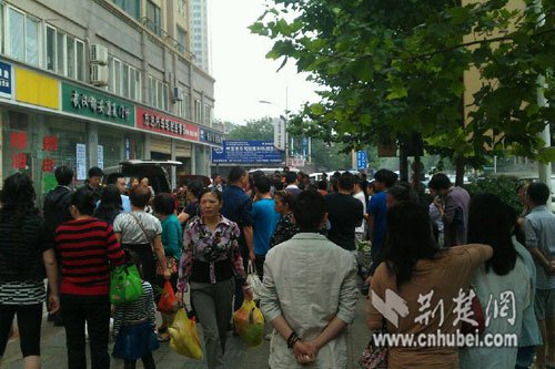 武汉戒毒诊所开在小区门口 居民泼漆锁门抗议