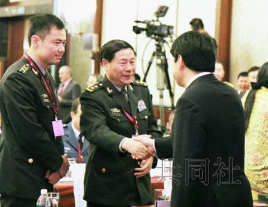 6月1日,在新加坡召开的亚洲安全会议上,日本防卫大臣小野寺五典(右)主动要求与中国人民解放军副总参谋长戚建国握手。(图片来源:共同社)