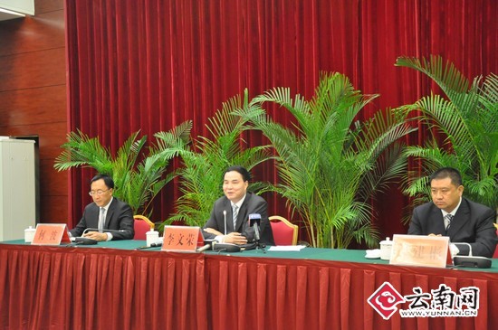 李文荣（中）称自己微博的粉丝已近9万