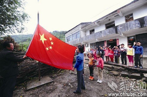 湖北6旬夫妻为13名学生坚守深山教学点6年(图)