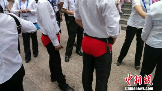 活动现场有不少员工　网友　摄