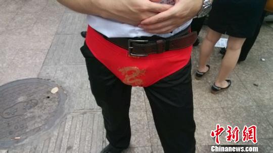 员工跑步时穿的红内裤　网友　摄