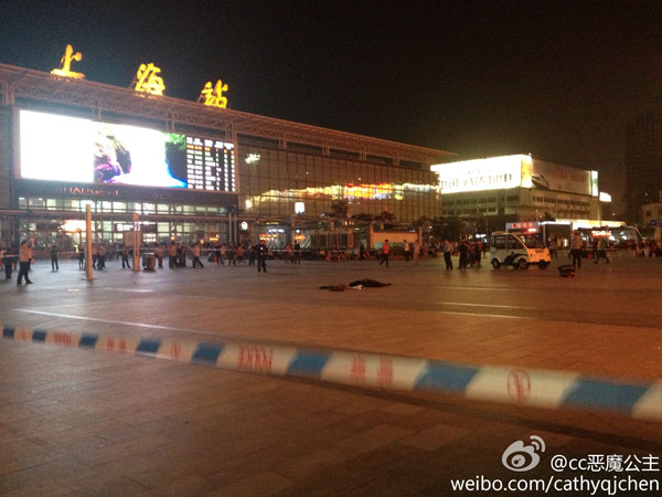 图说：昨晚上海火车站一名男子因吸毒过量产生幻觉，自称携带的包内有炸弹。来源：新浪微博网友（请私信“@新民晚报新民网”以奉稿酬）