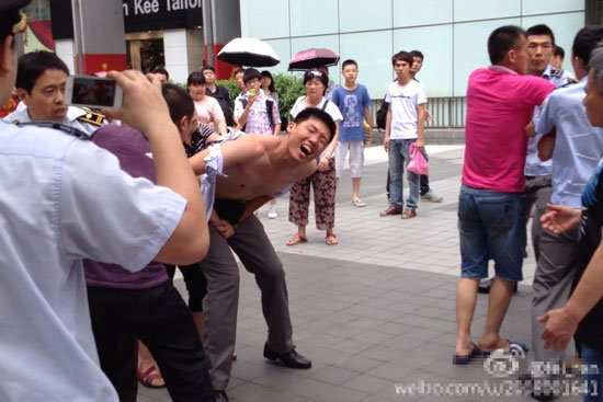 [视频]实拍广州城管与小贩冲突 遭扒衣掐脖子狠