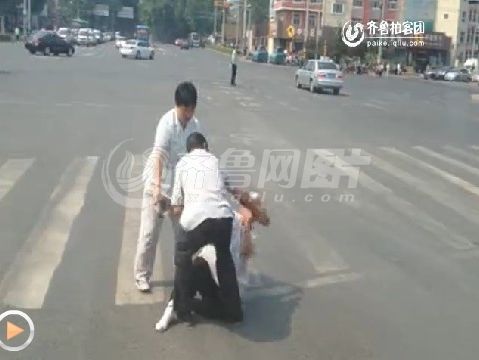 视频曝济南一路口中年夫妇当街殴打白发老太太