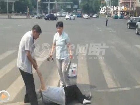 视频曝济南一路口中年夫妇当街殴打白发老太太
