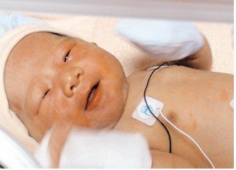 台女婴出生不到一天被人装进纸袋弃于摩托车(图)