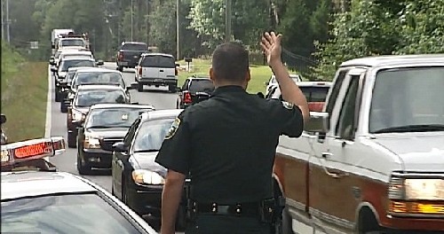 落跑美洲驼嚣张“拒捕”向警方喷口水 被电击终服软