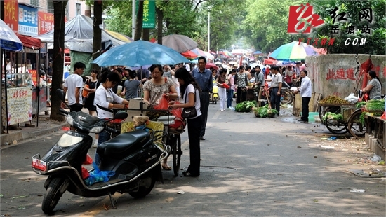 王永红调研岳塘中心农贸市场 要求尽快完工