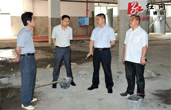 王永红调研岳塘中心农贸市场 要求压施工程 尽快完工