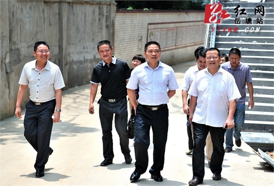 王永红调研岳塘中心农贸市场 要求压施工程 尽快完工